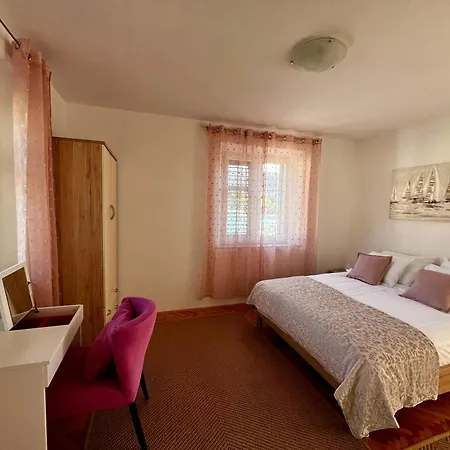 Luka Niko Apartment *